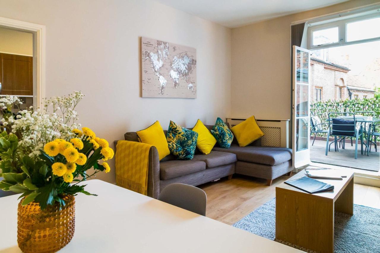 Deluxe One-Bedroom Apartment Patio Bootham Suite