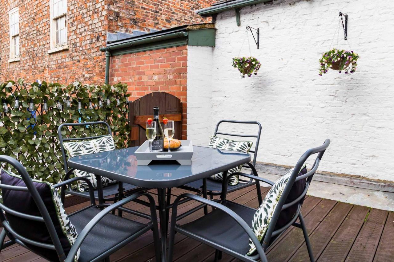 Deluxe One-Bedroom Apartment Patio Bootham Suite