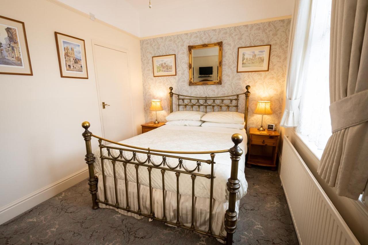 Zimmer mit Kingsize-Bett