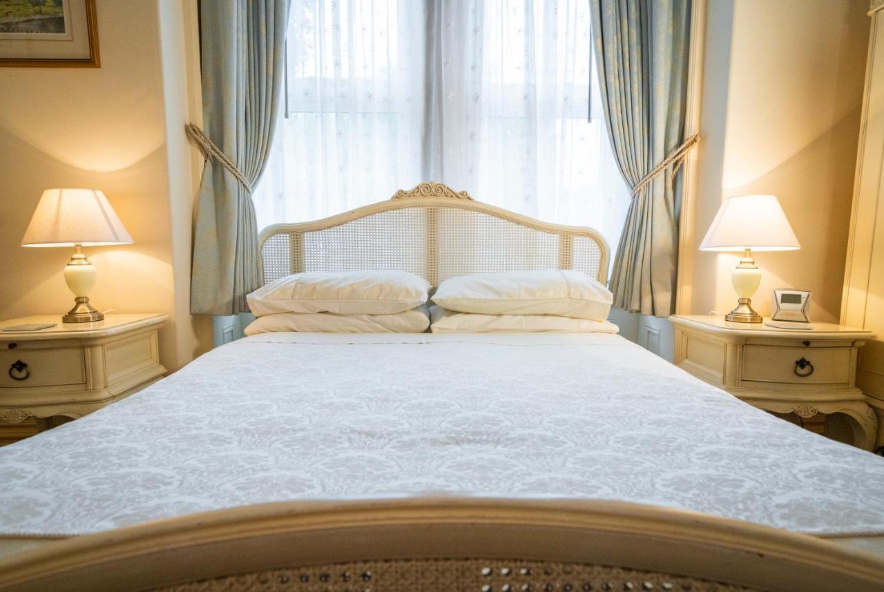 Zimmer mit Kingsize-Bett