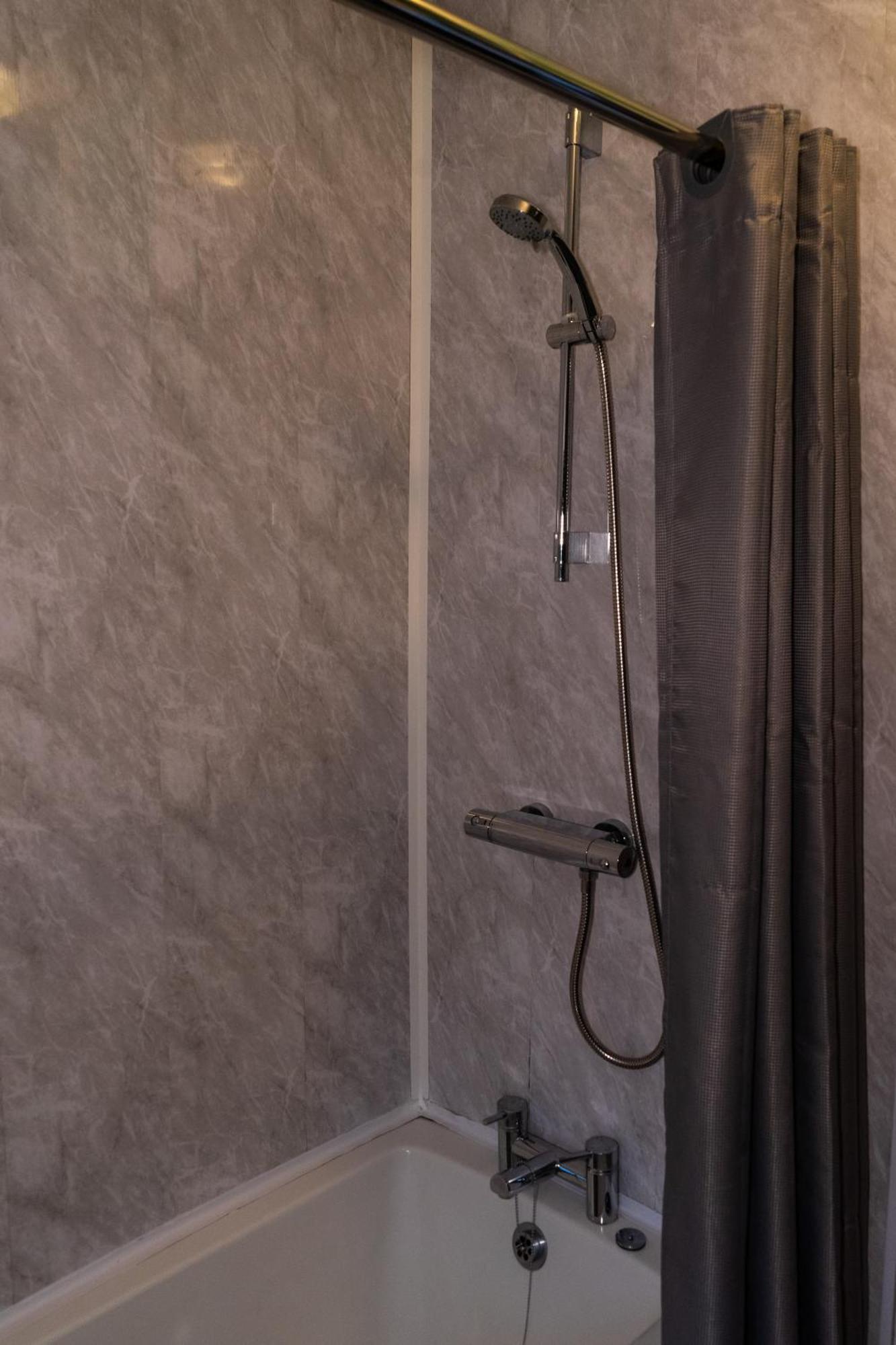 Zimmer mit Kingsize-Bett
