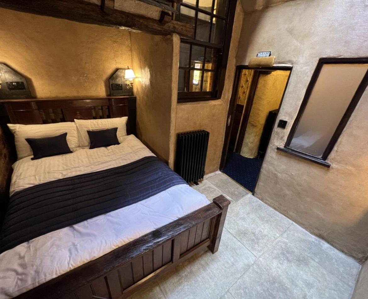 Vierbettzimmer mit Dusche