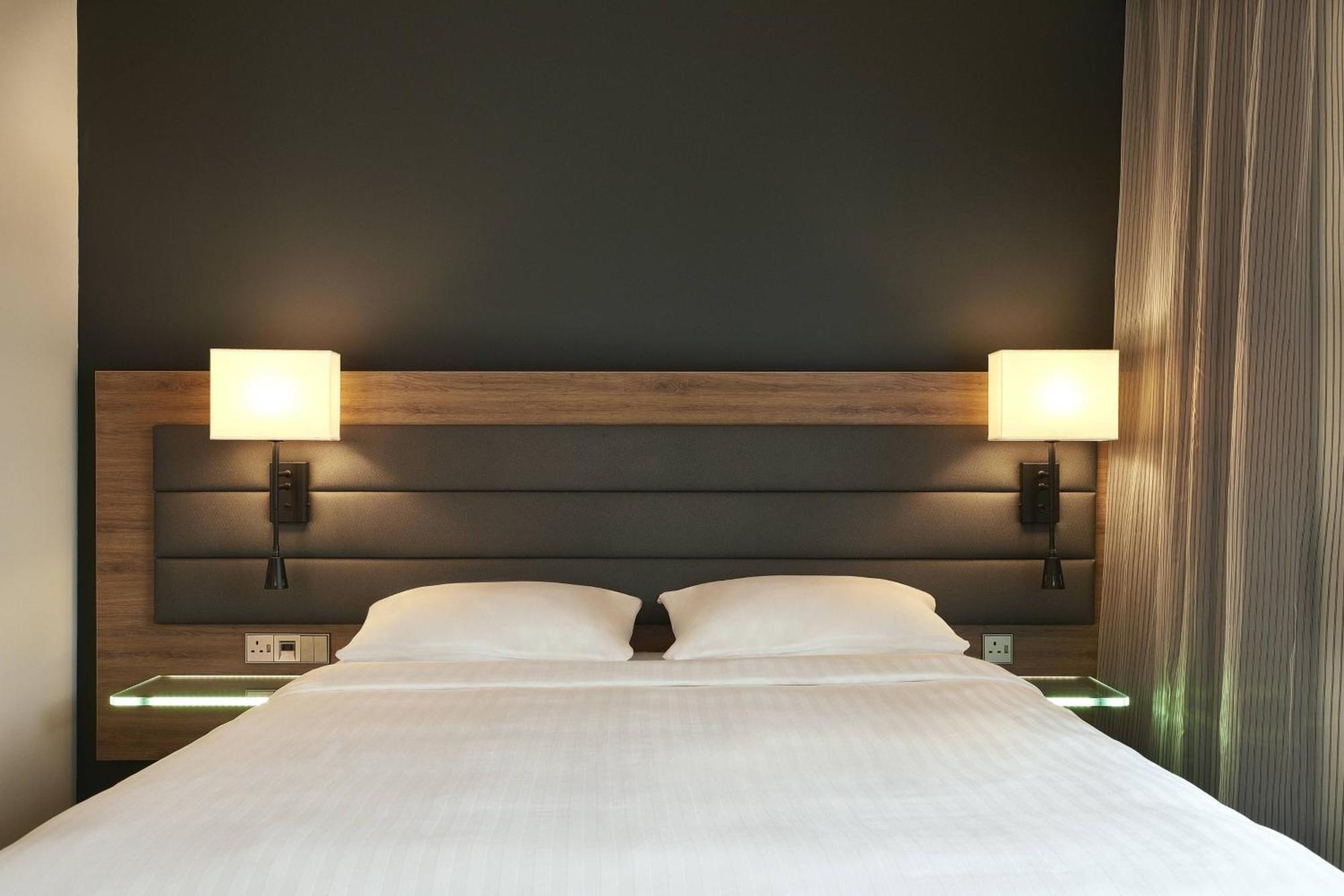 Habitación Moxy con cama grande