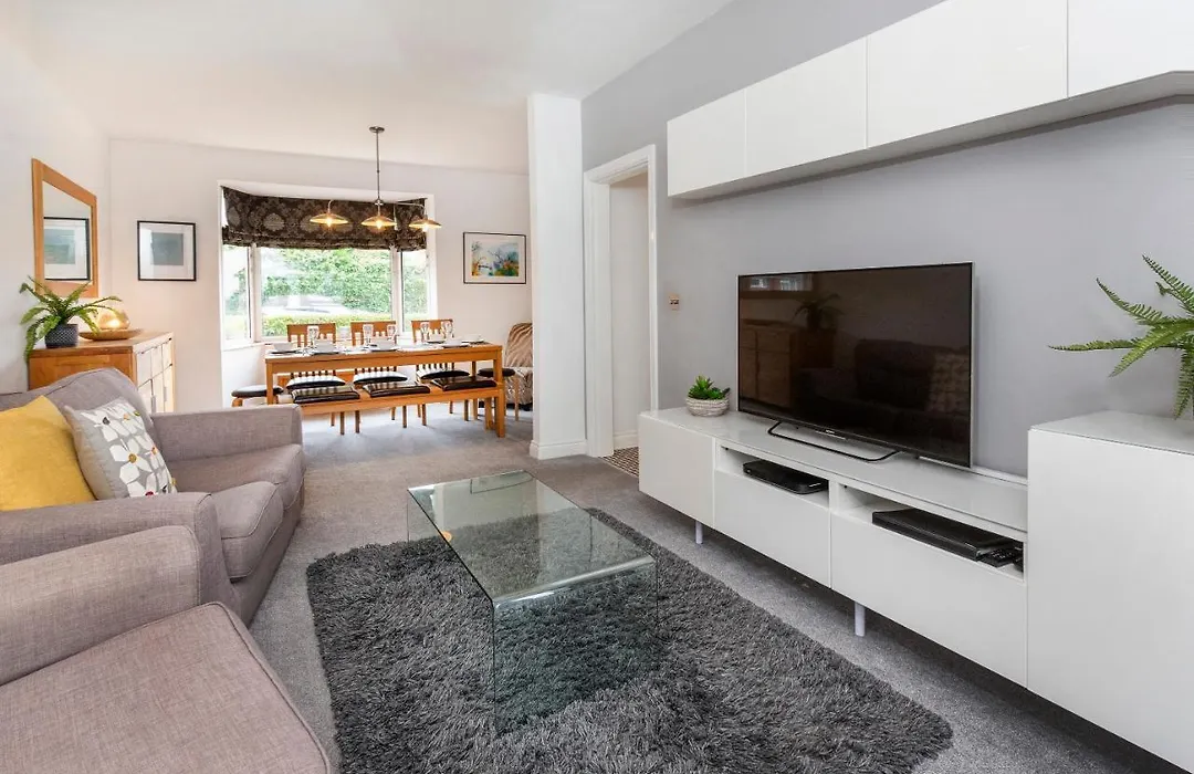 Woodlea House With Free Parking-1