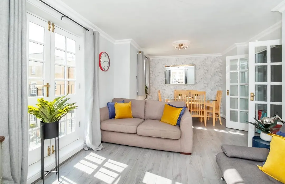 The Boulevard - Stunning 3 Bedroom Apartment With Free Parking-1