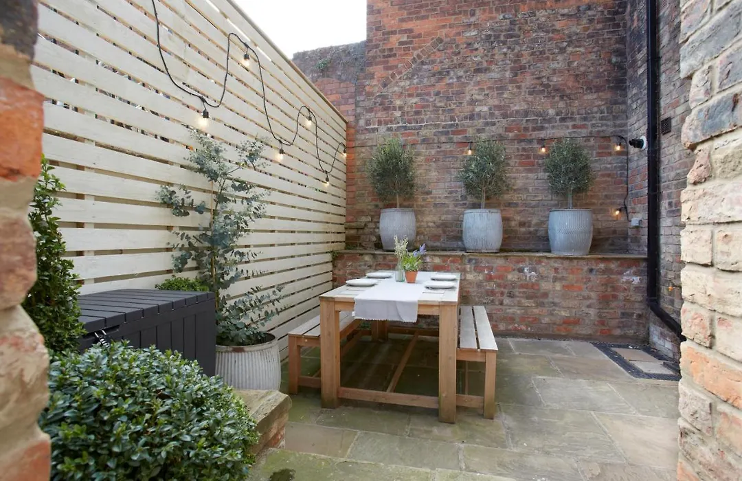 The Courtyard By Chateau Anna, Central York - Free Parking-1