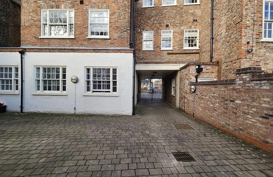Private George Hudson Court Apartments Close To City Walls-1