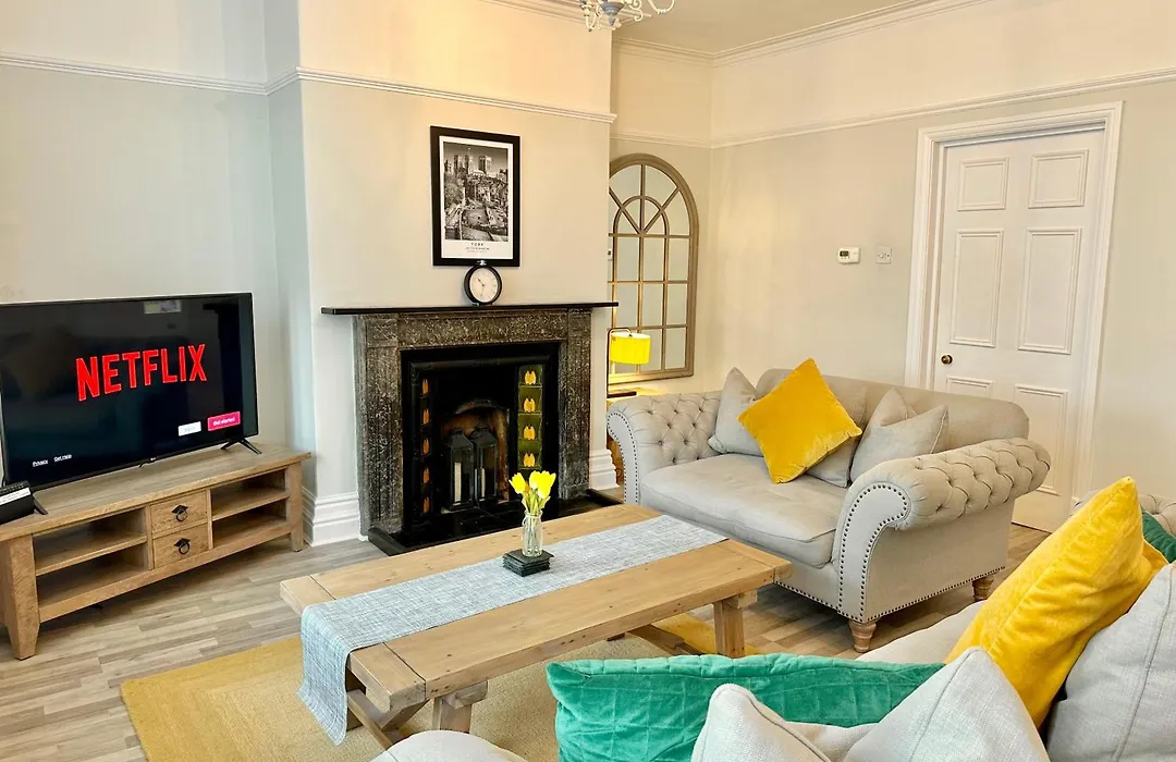 Gillygate Nest With Free Allocated Parking-1
