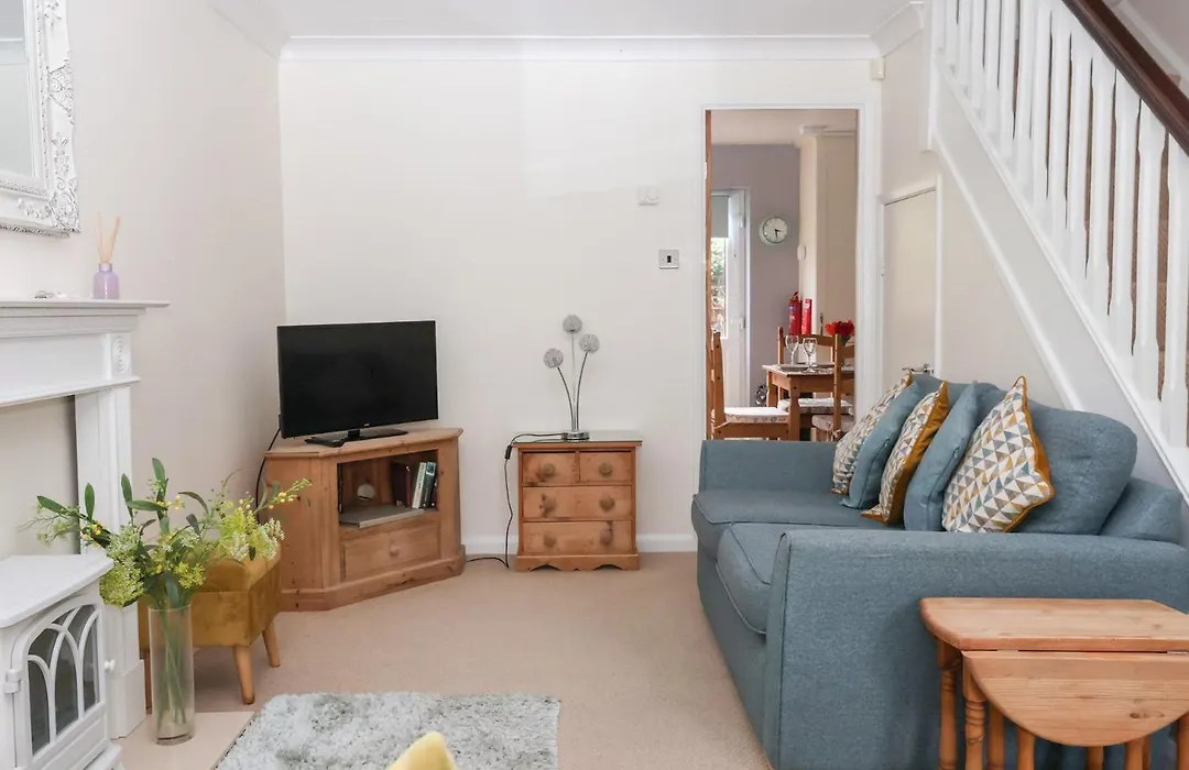 17 Fewster Way-1