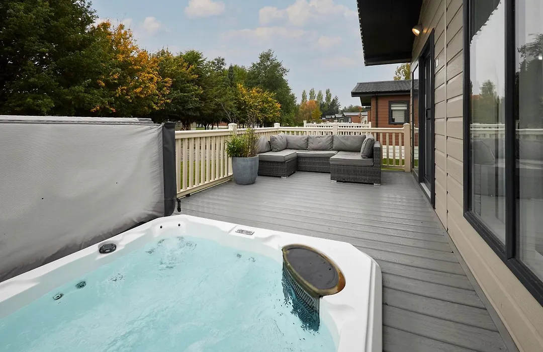 Primrose Lodge With Hot Tub-1