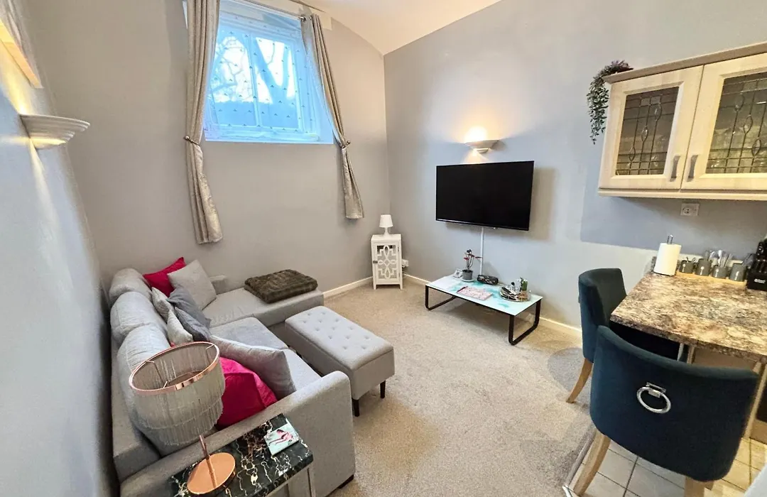 Cosy County House Apartment With Free Private Parking Sleeps Up To Four Guests-1