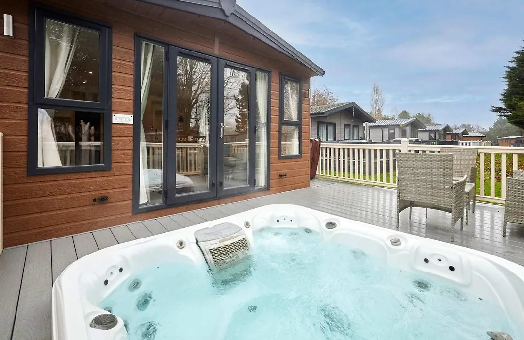 Springwood Lodge With Hot Tub-1