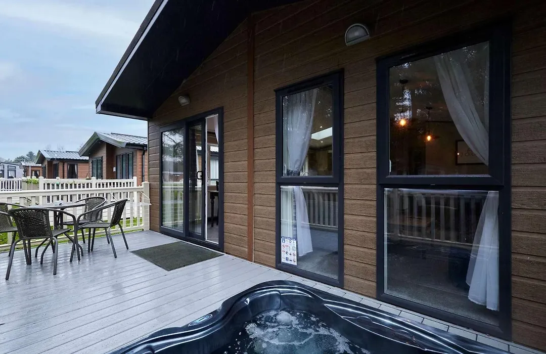 Truemans Lodge With Hot Tub-1