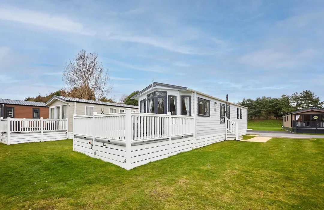 Wentbridge Lodge With Hot Tub-1