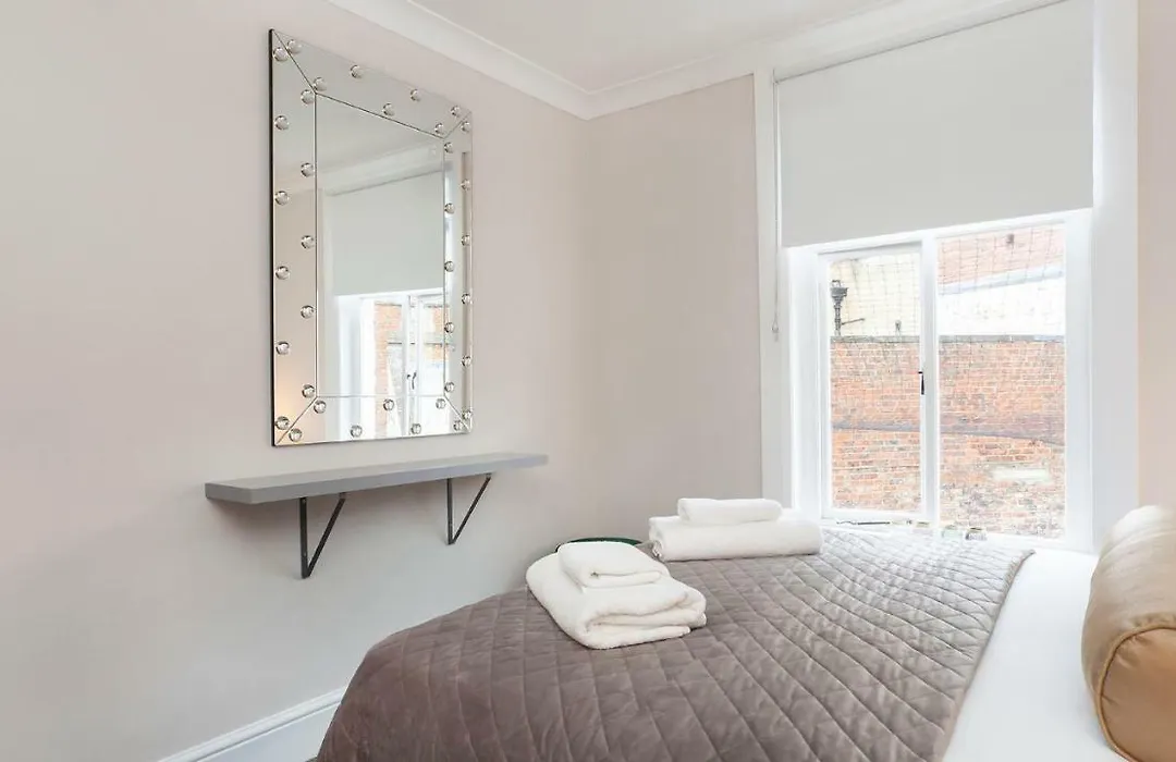 Stylish And Most Central 2 Bed -Free Parking-1