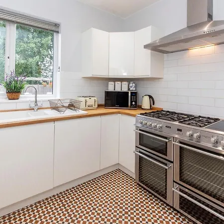 Woodlea House With Free Parking-3