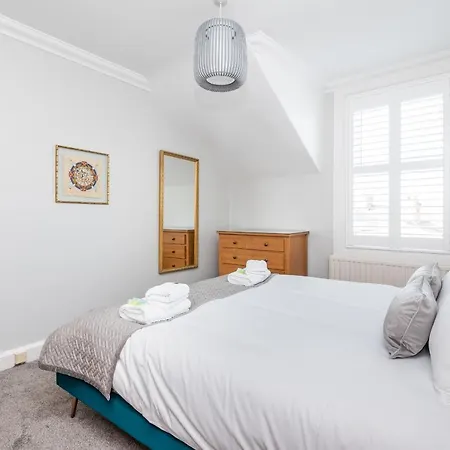 6 Longfield Terrace - Elegant Modern 5 Bed House With Free Parking - Pass The Keys-3