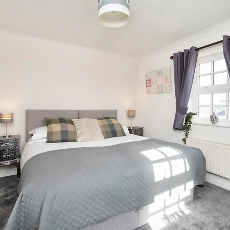 The Boulevard - Stunning 3 Bedroom Apartment With Free Parking-2