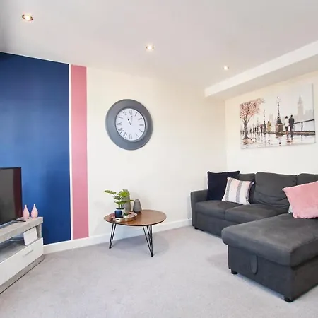 Luxury York Centre Apartment-Sleeps 6 With Parking-3