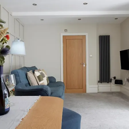 The Courtyard By Chateau Anna, Central York - Free Parking-2