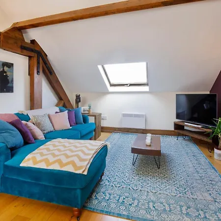 City Centre Riverside Apartment-Central Location-3