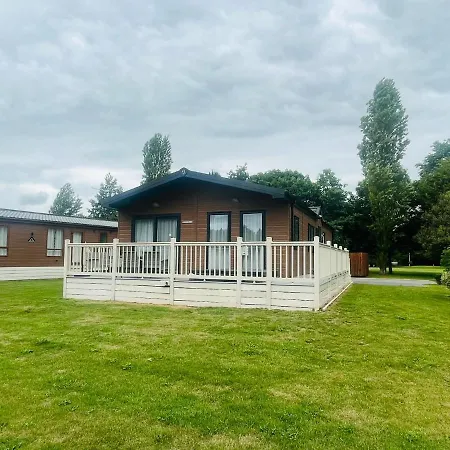 Garden View Lodge With Hot Tub-3