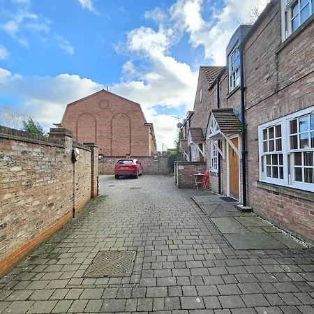 Private George Hudson Court Apartments Close To City Walls-3