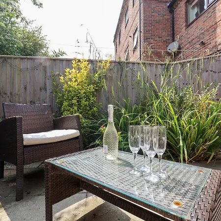 17 Fewster Way-3