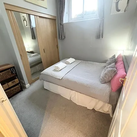Cosy County House Apartment With Free Private Parking Sleeps Up To Four Guests-2