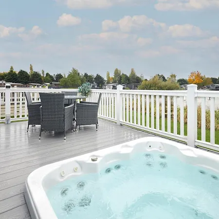 Swan Lake Lodge With Hot Tub-2