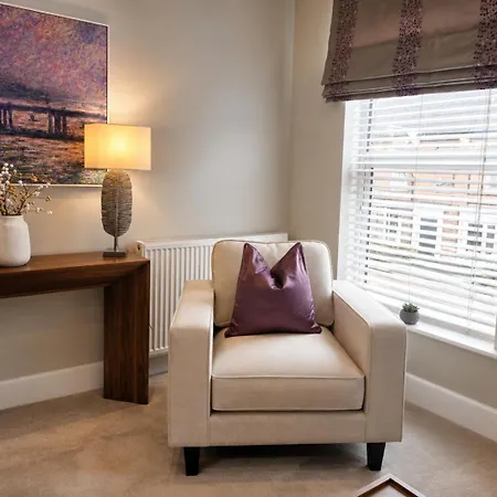 Lucy'S Lodge- Most Stylish Apartment On Vibrant Bishy Road With Free Parking-3