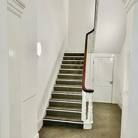 Moorgate View With Free On Street Parking-2