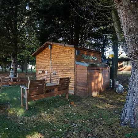The White Rose Lodge With Hot Tub-3