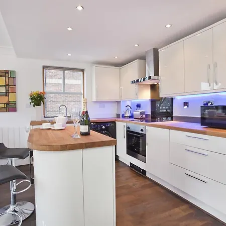 3 Emperors Wharf With Stunning River Views-3