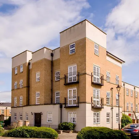 The Boulevard - Stunning 3 Bedroom Apartment With Free Parking-3