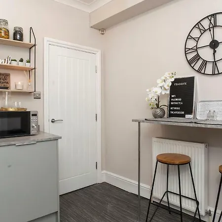 Stylish And Most Central 2 Bed -Free Parking-3