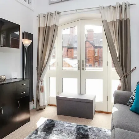Apartment 4 The Keyes- Stunning & Stylish Apartment With Free Parking-2