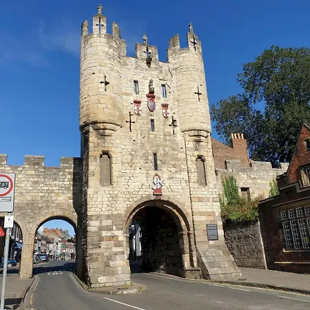 Apt 3, 71 Micklegate, YORK-2
